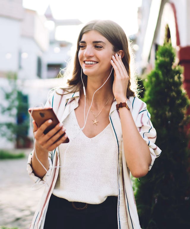 9 Podcasts Every Businesswoman Should Listen To (To Learn What College Didn’t Teach You)