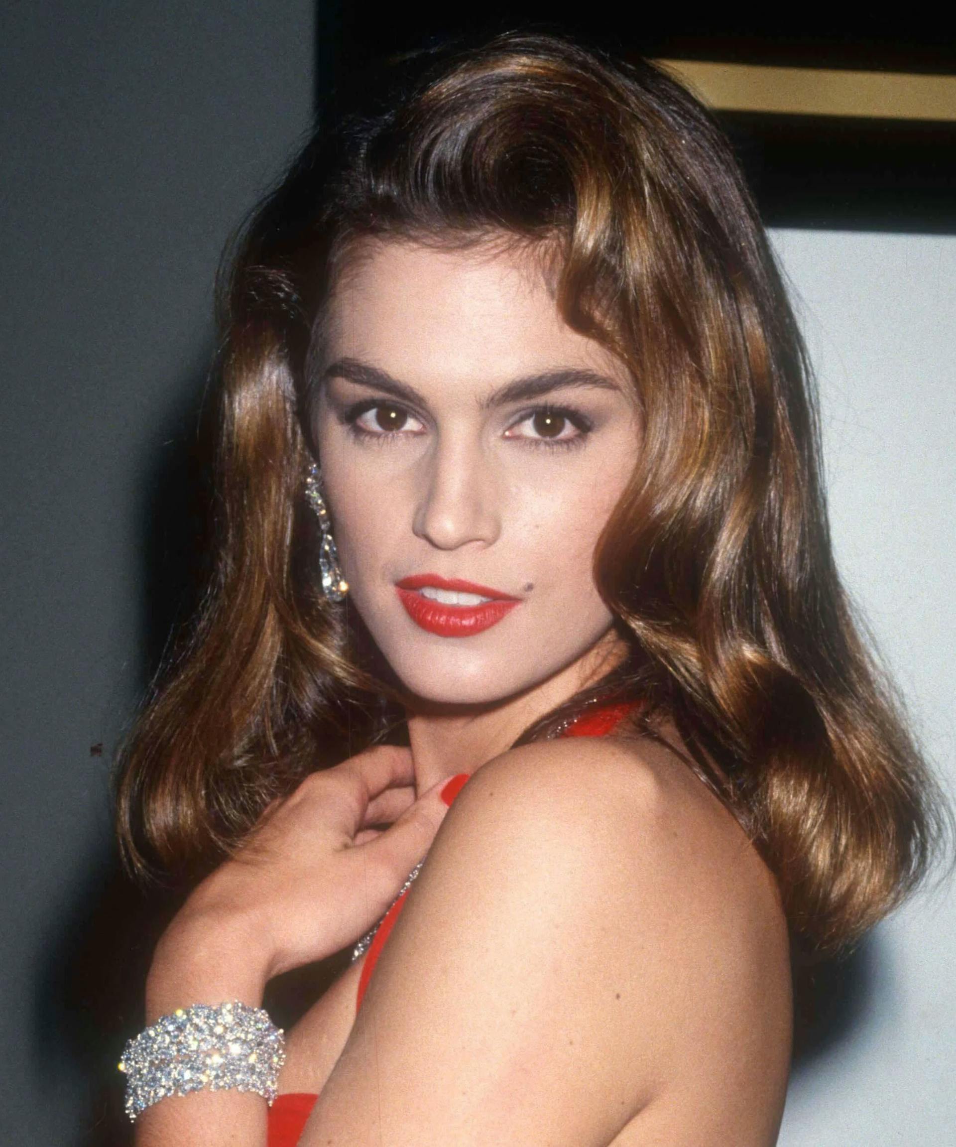 cindy crawford hair How To Get A ‘90s Bombshell Blowout alamy