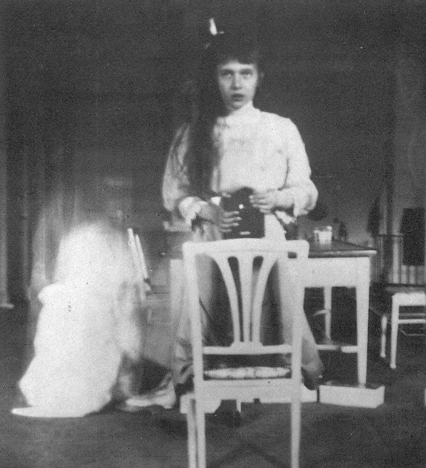 Self-photographic portrait using a mirror and Kodak Brownie box camera taken by Russian Grand Duchess Anastasia Nikolaevna, October 1914. Public domain via Wikimedia Commons.