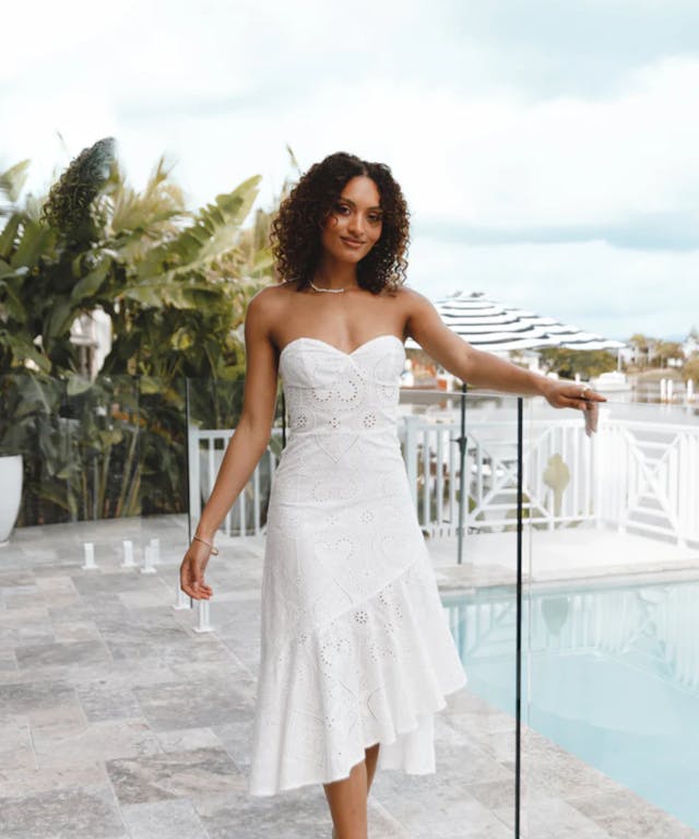 51 White Feminine Dresses For Walking The Stage At Graduation